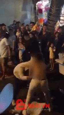 xon xao clip nguoi phu nu bi lot sach ao van hung ho lao vao danh nhau o pho hang ma dem trung thu