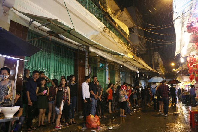 chum anh mua lon dem trung thu nguoi sai gon va du khach nuoc ngoai mac ao mua dao pho long den