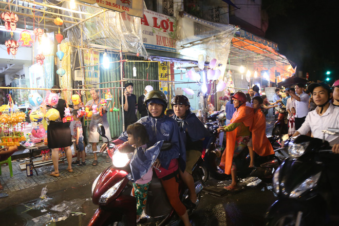 chum anh mua lon dem trung thu nguoi sai gon va du khach nuoc ngoai mac ao mua dao pho long den