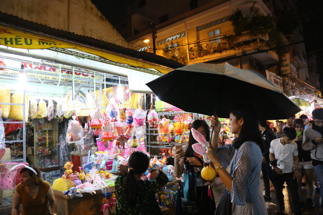 chum anh mua lon dem trung thu nguoi sai gon va du khach nuoc ngoai mac ao mua dao pho long den