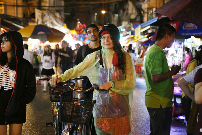chum anh mua lon dem trung thu nguoi sai gon va du khach nuoc ngoai mac ao mua dao pho long den