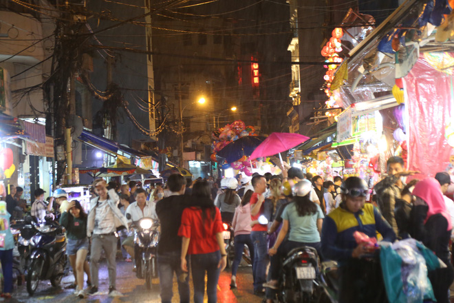 chum anh mua lon dem trung thu nguoi sai gon va du khach nuoc ngoai mac ao mua dao pho long den