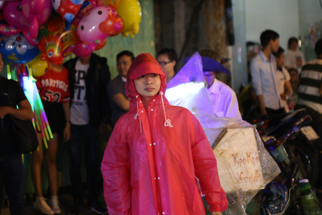 chum anh mua lon dem trung thu nguoi sai gon va du khach nuoc ngoai mac ao mua dao pho long den