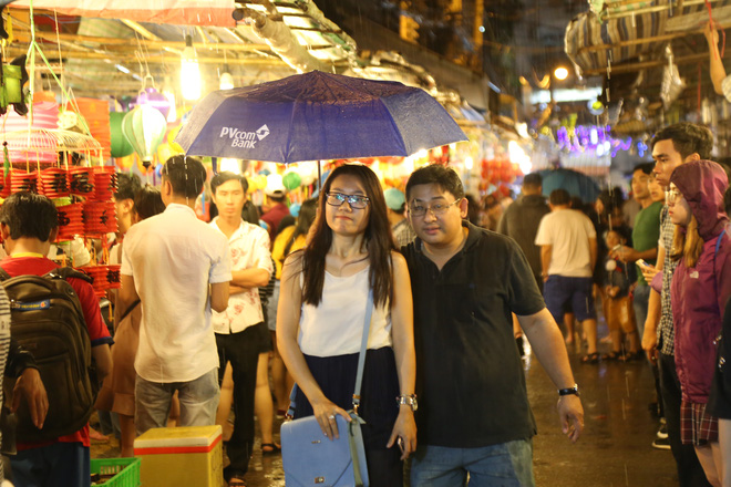 chum anh mua lon dem trung thu nguoi sai gon va du khach nuoc ngoai mac ao mua dao pho long den