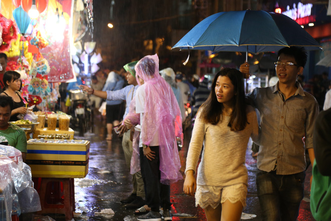 chum anh mua lon dem trung thu nguoi sai gon va du khach nuoc ngoai mac ao mua dao pho long den