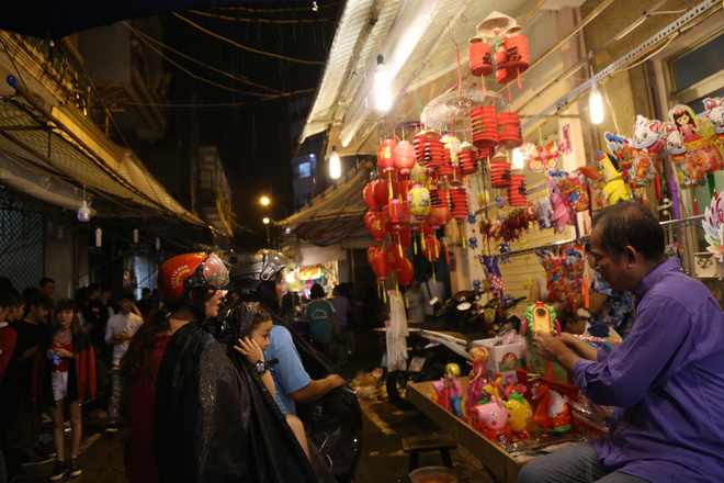 chum anh mua lon dem trung thu nguoi sai gon va du khach nuoc ngoai mac ao mua dao pho long den