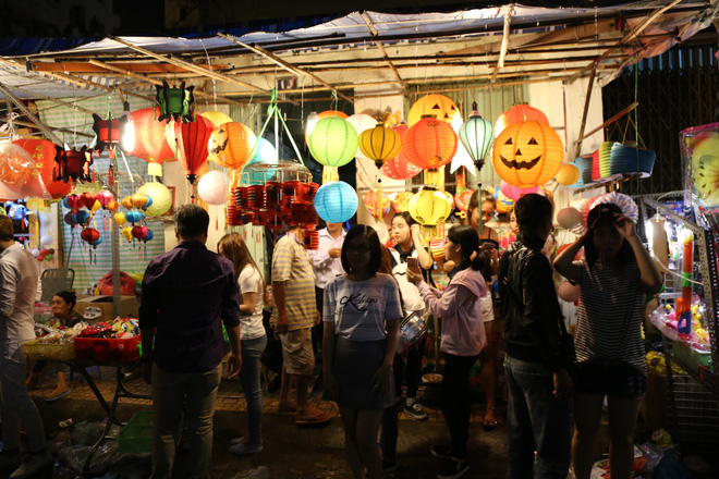 chum anh mua lon dem trung thu nguoi sai gon va du khach nuoc ngoai mac ao mua dao pho long den