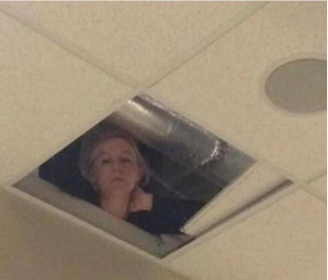 dang hon nhien quay cop trong gio kiem tra hoc sinh ngo len tran thi thay ai do nhin minh cham cham