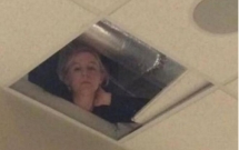 dang hon nhien quay cop trong gio kiem tra hoc sinh ngo len tran thi thay ai do nhin minh cham cham