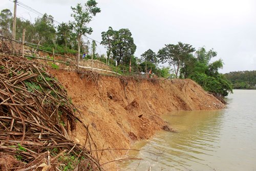 quang binh mua lon gay sat lo bo song nhieu ho dan lo so mat nha