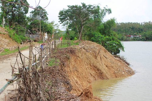 quang binh mua lon gay sat lo bo song nhieu ho dan lo so mat nha