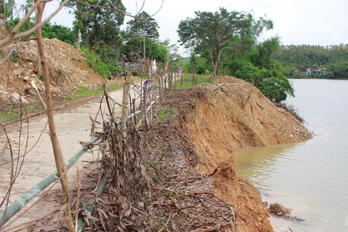 quang binh mua lon gay sat lo bo song nhieu ho dan lo so mat nha