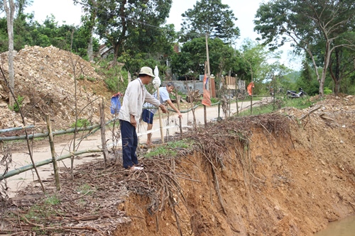 quang binh mua lon gay sat lo bo song nhieu ho dan lo so mat nha