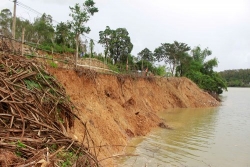 quang binh mua lon gay sat lo bo song nhieu ho dan lo so mat nha
