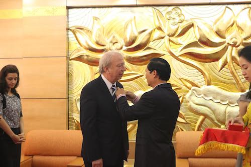 trao ky niem chuong vi hoa binh huu nghi cho dai su bungari tai viet nam