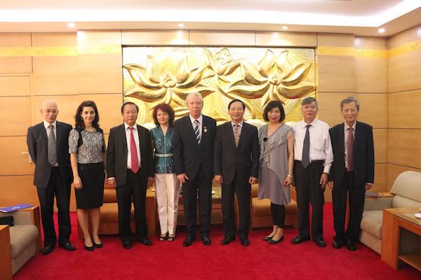 trao ky niem chuong vi hoa binh huu nghi cho dai su bungari tai viet nam