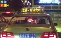 nguoi dan ong choi troi thue hon 600 taxi de xin loi vo