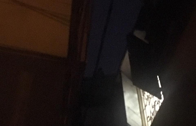 ha noi 30 chien si cong an bao vay thuyet phuc mot nguoi dan ong co bieu hien tam ly bat thuong co thu tren mai nha