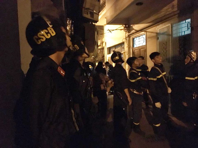 ha noi 30 chien si cong an bao vay thuyet phuc mot nguoi dan ong co bieu hien tam ly bat thuong co thu tren mai nha