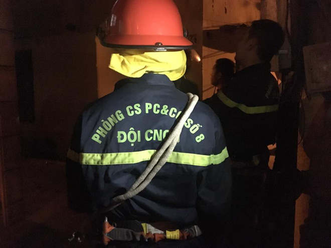 ha noi 30 chien si cong an bao vay thuyet phuc mot nguoi dan ong co bieu hien tam ly bat thuong co thu tren mai nha