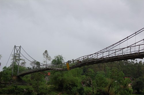 quang binh cau treo bi hong nang sau bao hang tram hoc sinh phai den truong bang do
