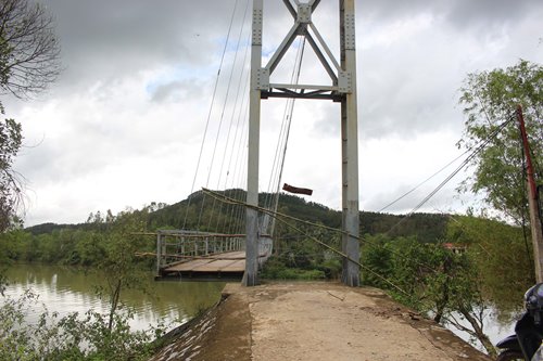 quang binh cau treo bi hong nang sau bao hang tram hoc sinh phai den truong bang do