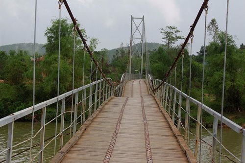 quang binh cau treo bi hong nang sau bao hang tram hoc sinh phai den truong bang do