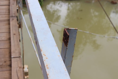 quang binh cau treo bi hong nang sau bao hang tram hoc sinh phai den truong bang do