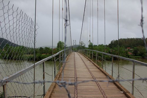 quang binh cau treo bi hong nang sau bao hang tram hoc sinh phai den truong bang do