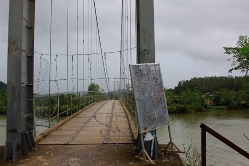 quang binh cau treo bi hong nang sau bao hang tram hoc sinh phai den truong bang do
