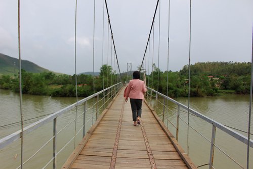 quang binh cau treo bi hong nang sau bao hang tram hoc sinh phai den truong bang do