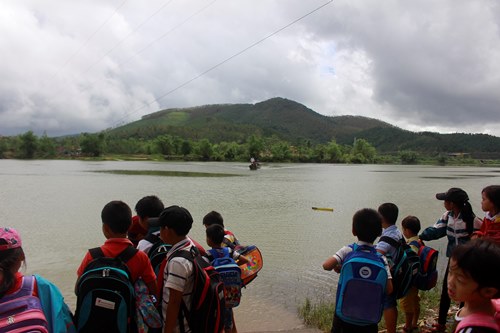 quang binh cau treo bi hong nang sau bao hang tram hoc sinh phai den truong bang do