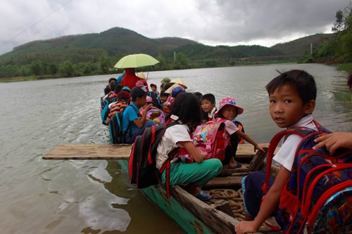 quang binh cau treo bi hong nang sau bao hang tram hoc sinh phai den truong bang do