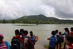 quang binh cau treo bi hong nang sau bao hang tram hoc sinh phai den truong bang do
