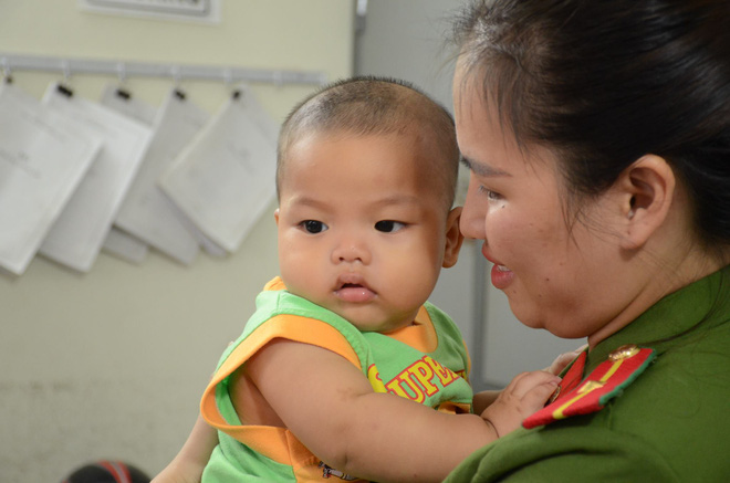 nu thie u u y cong an cho be trai bi bo roi bu su a ne u co die u kie n toi se xin cha u ve nuoi