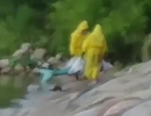 doan video bi an ghi lai canh mot nguoi ca duoc vot tu duoi bien len su that hay tro dua cua cu dan mang