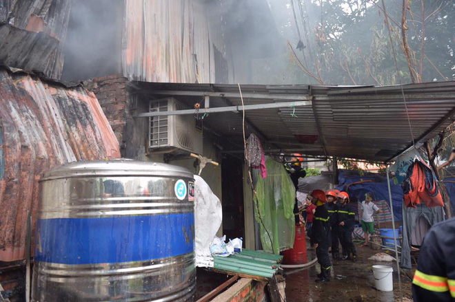 ha noi chay lon tai gara o to khien nhieu nguoi hoang so