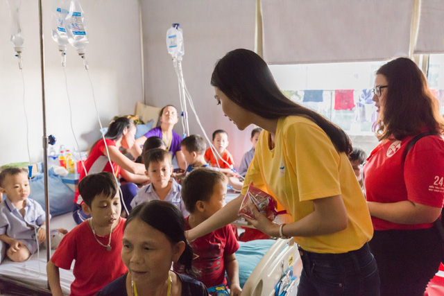 a hau van quynh dong hanh cung chuong trinh tu thien goi nang 2017