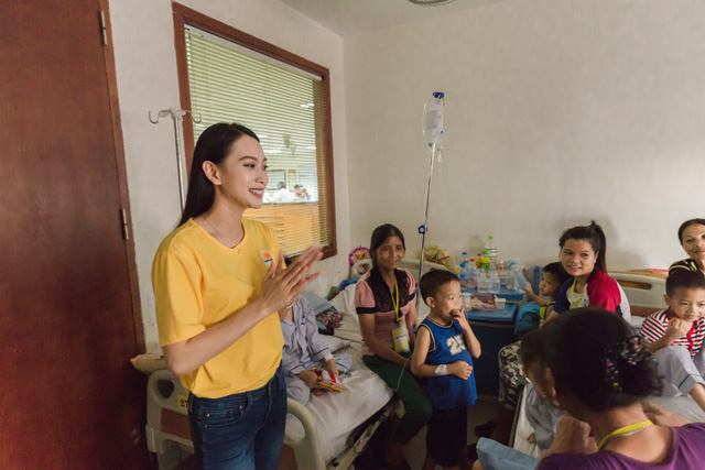 a hau van quynh dong hanh cung chuong trinh tu thien goi nang 2017