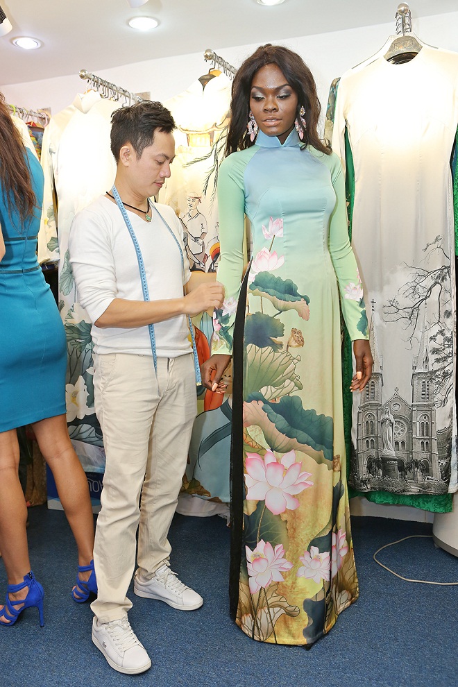 dan hoa hau hoa binh quoc te thich thu mac ao dai doi non la viet nam