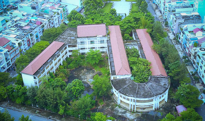 canh u am ben trong ngoi truong tieu hoc 20 ty dong bi bo hoang gan 10 nam giua sai gon