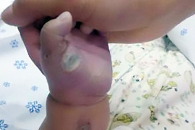 de con nho 19 thang tuoi nghich sac dien thoai khi nguoi me phat hien ra thi da qua muon