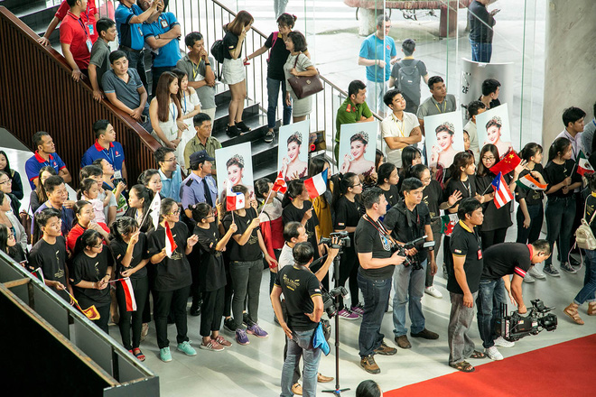 huyen my long lay dang kinh ngac giua dan thi sinh hoa hau hoa binh quoc te