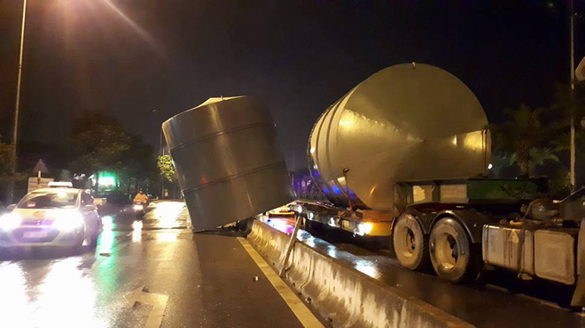 ha no i xe cho kha ch du li ch o san bay no i ba i na t da u sau va cha m vo i xe ta i