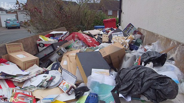 song hon 30 nam cung 7 tan rac ong vua rac kinh ngac khi thay can phong minh duoc don sach se