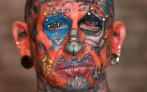 nguoi dan ong tro thanh trien lam tranh di dong voi hon 800 hinh xam tren co the