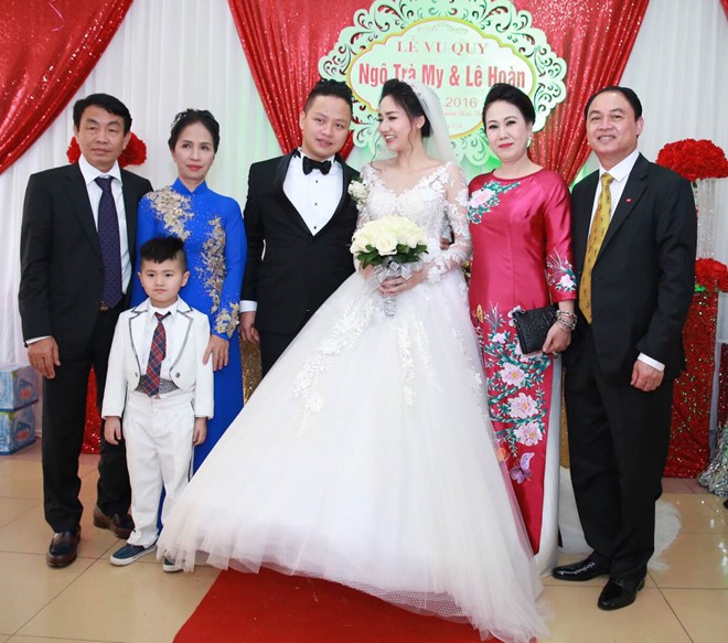 kho ma phan duoc co dau nao dep hon khi tat ca deu mang nhan sac hoa hau a hau