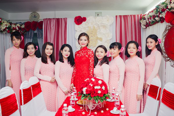 kho ma phan duoc co dau nao dep hon khi tat ca deu mang nhan sac hoa hau a hau