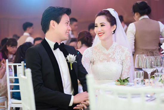 hoa hau dang thu thao cong khai cam on ong to da mai moi co voi trung tin