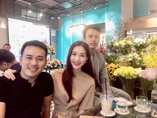 hoa hau dang thu thao cong khai cam on ong to da mai moi co voi trung tin